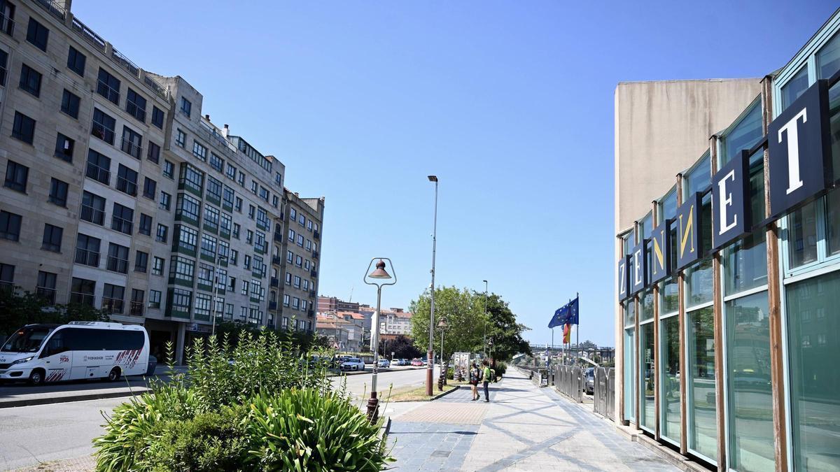 La sala Zennet se encuentra ubicada frente a varios edificios de viviendas.