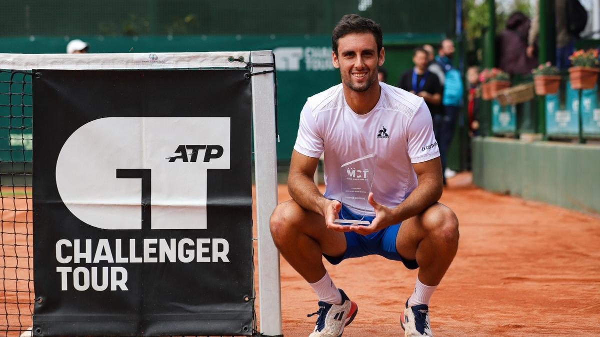 Carlos Taberner, con el trofeo de campeón.