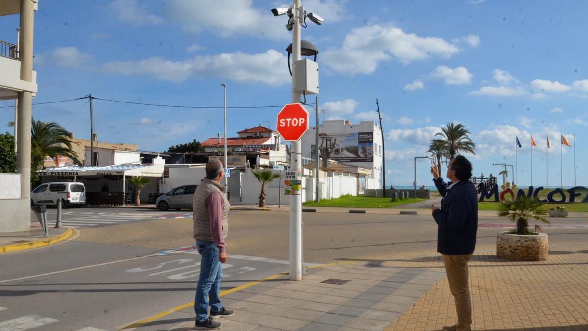 Dos de las 28 cámaras del nuevo sistema de videovigilancia implantado por el Ayuntamiento de Moncofa.