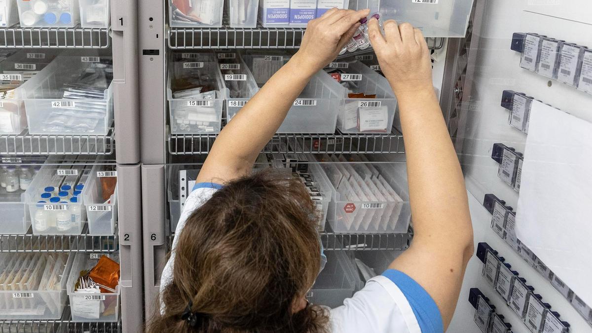 Una enfermera prepara medicación en un hospital.