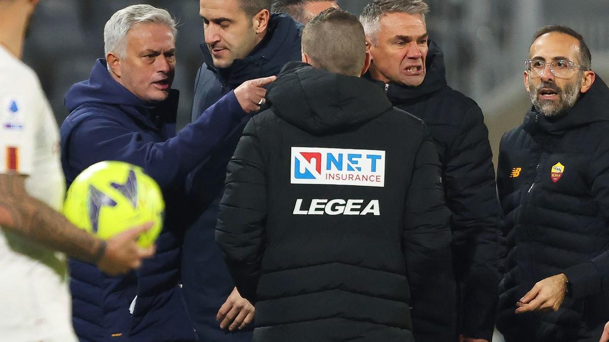 Mourinho fue expulsado por increpar al cuarto árbitro