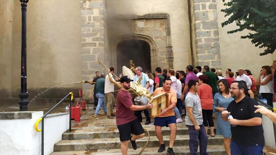 Cabeza del Buey se vuelca para salvar a la Virgen de un incendio