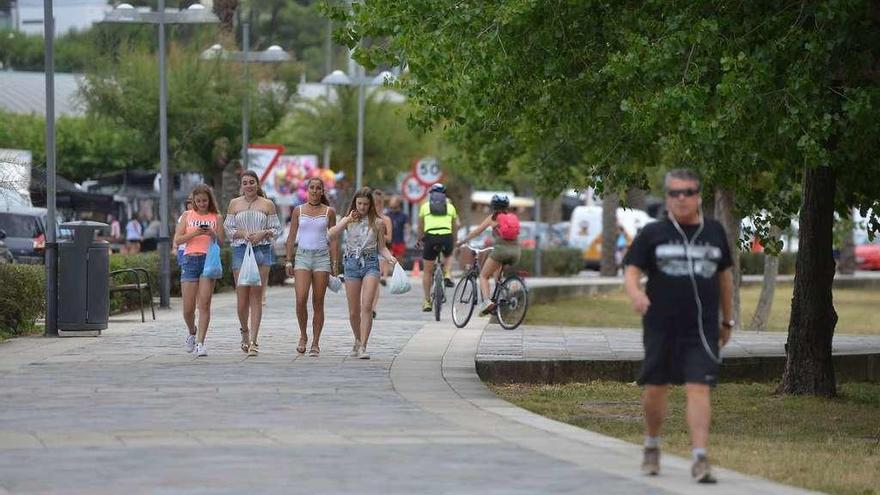 El paseo de Baltar, donde se instala la feria, sin casetas, en la mañana de ayer. // G. Santos