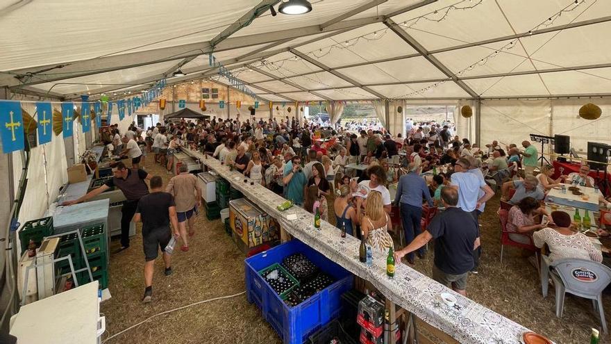 Ferrero despacha 250 kilos de llámpares en un arranque multitudinario con colas que desbordan la carpa