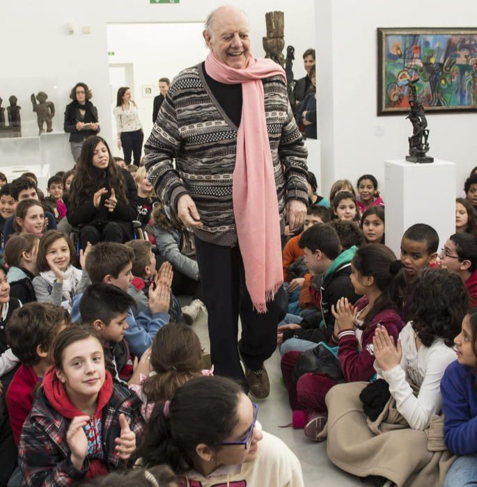 El premio Nobel de Literatura Dario Fo ofreció un discurso a un grupo de niños en el Museo M.A.X. de Chiasso (Suiza)en enero de 2014.