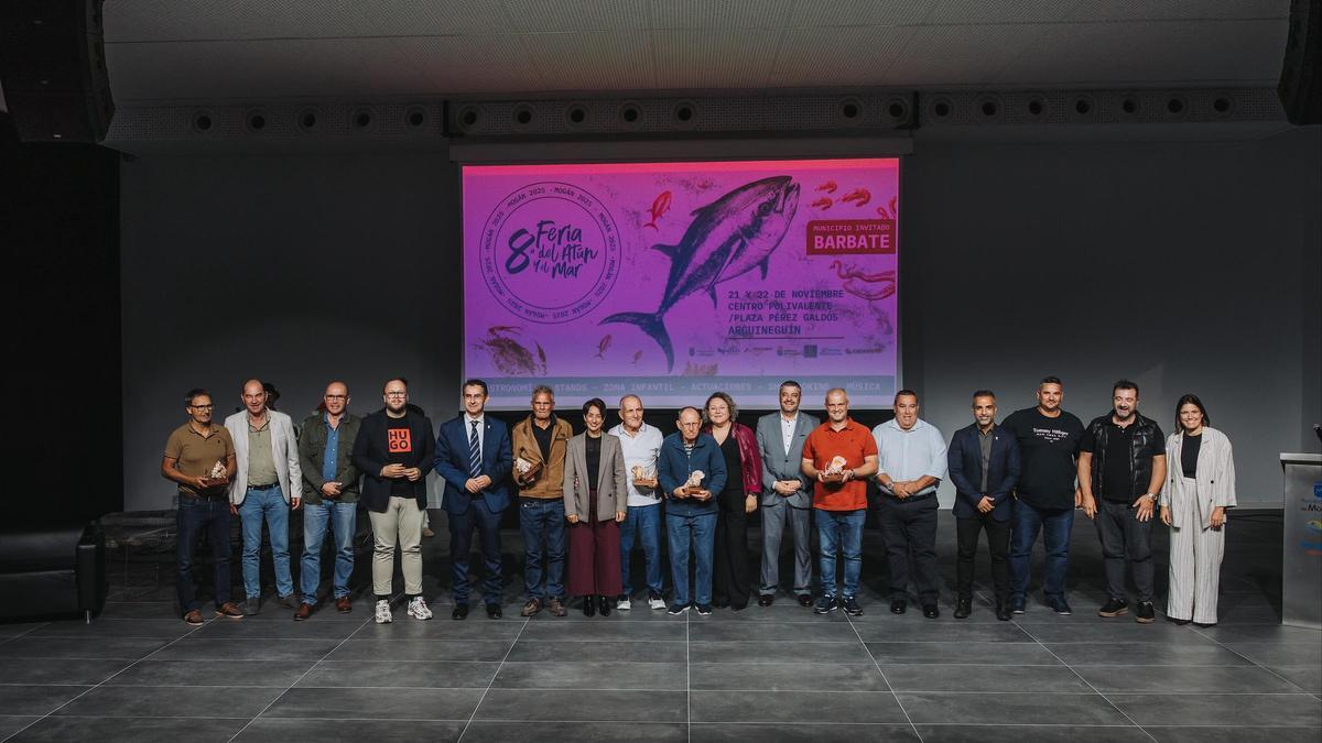 Autoridades de Mogán, Barbate, director general de Pesca y homenajeados.