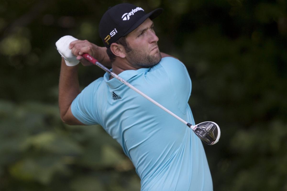 MR13. Bethesda (United States), 25/06/2016.- Jon Rahm of Spain tees off from the fourteenth tee during the third round of the Quicken Loans National at Congressional Country Club in Bethesda, Maryland, USA, 25 June 2016. (España, Estados Unidos) EFE/EPA/MICHAEL REYNOLDS