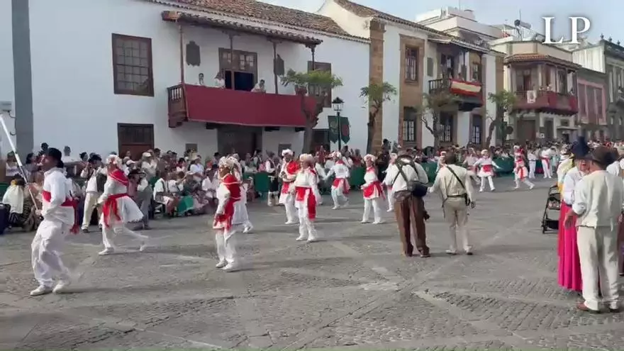 Fiestas del Pino: una agrupación herreña baila ante la virgen del Pino