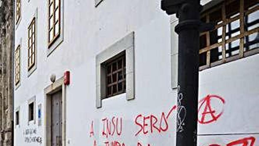 Una pintada afea las Capuchinas