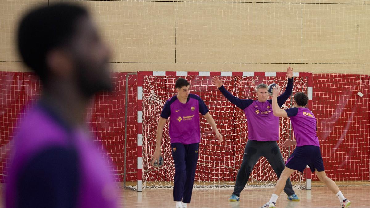 El Barça se entrenó este miércoles con Dika Mem cada vez más recuperado