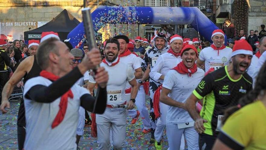 Un momento de la San Silvestre de Cambados, en la que participaron 580 personas. // Iñaki Abella