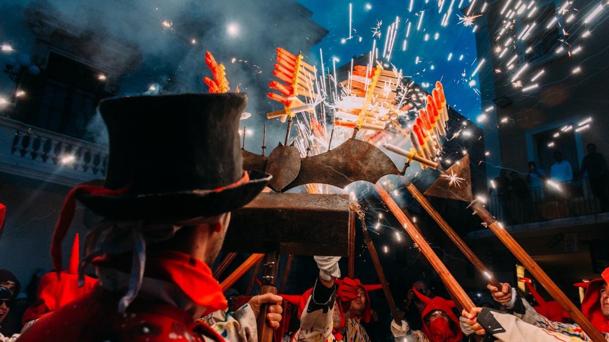 Uno de los espectáculos de fuego de la colla de dimonis de Alaró a lo largo de sus primeros 25 años de historia.