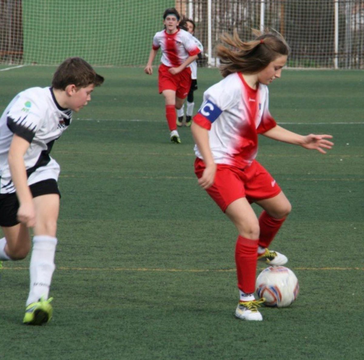 Alejandra, a la derecha de la imagen, jugando con el AD Complutense: capitana del equipo... y rodeada de chicos