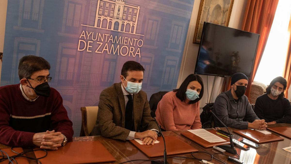 Desde la izquierda Miguel Sotelo, Raúl Fernández, María Eugenia Cabezas, Víctor Antón y Víctor Correa. | E. Fraile