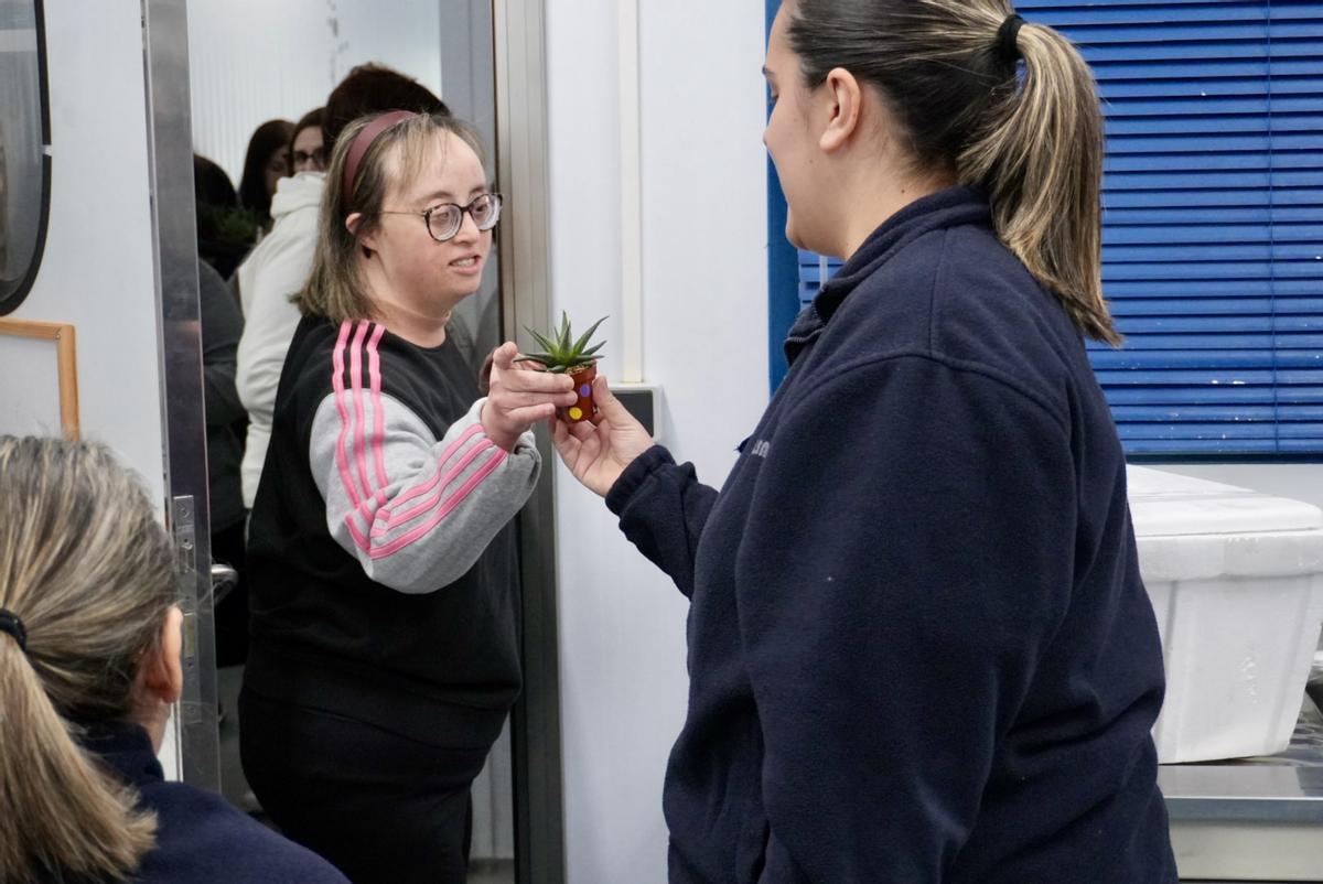 Usuarias de Ambar entregaron plantas al personal de Congalsa.