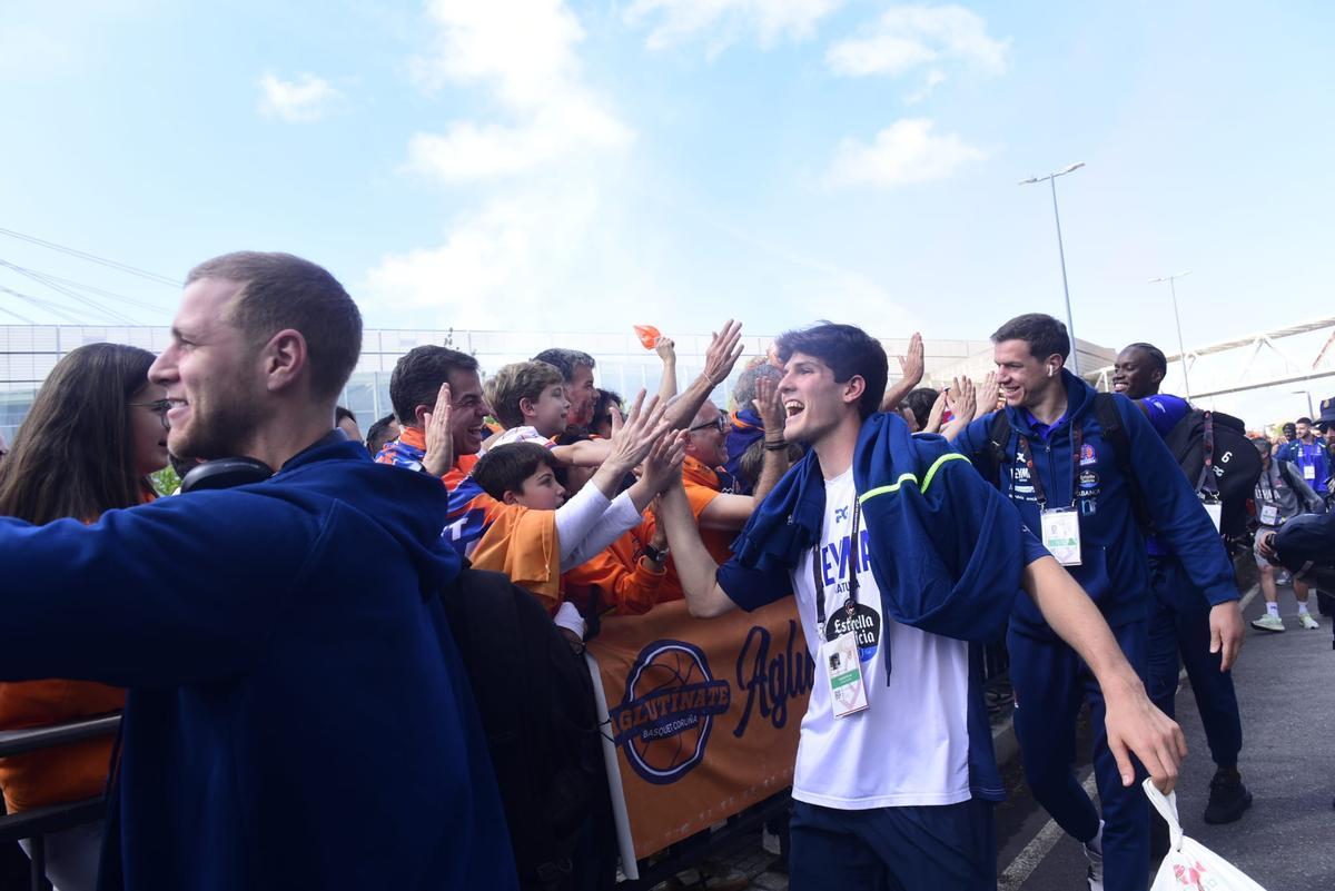 Recibimiento al Leyma antes de la final por el ascenso ante Estudiantes