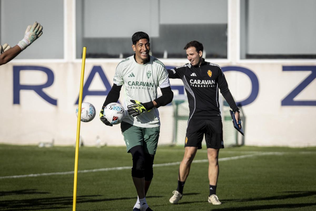 Andrada sonríe durante un entrenamiento del Real Zaragoza.