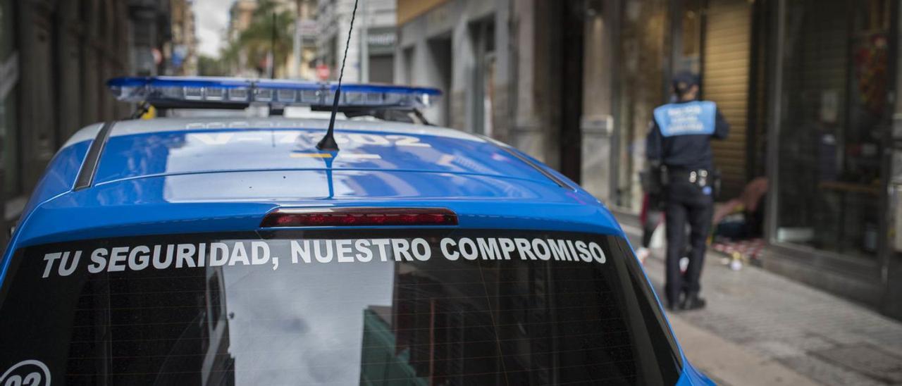 Agentes de la Policía Local de Santa Cruz realizan un servicio en una zona peatonal del municipio.