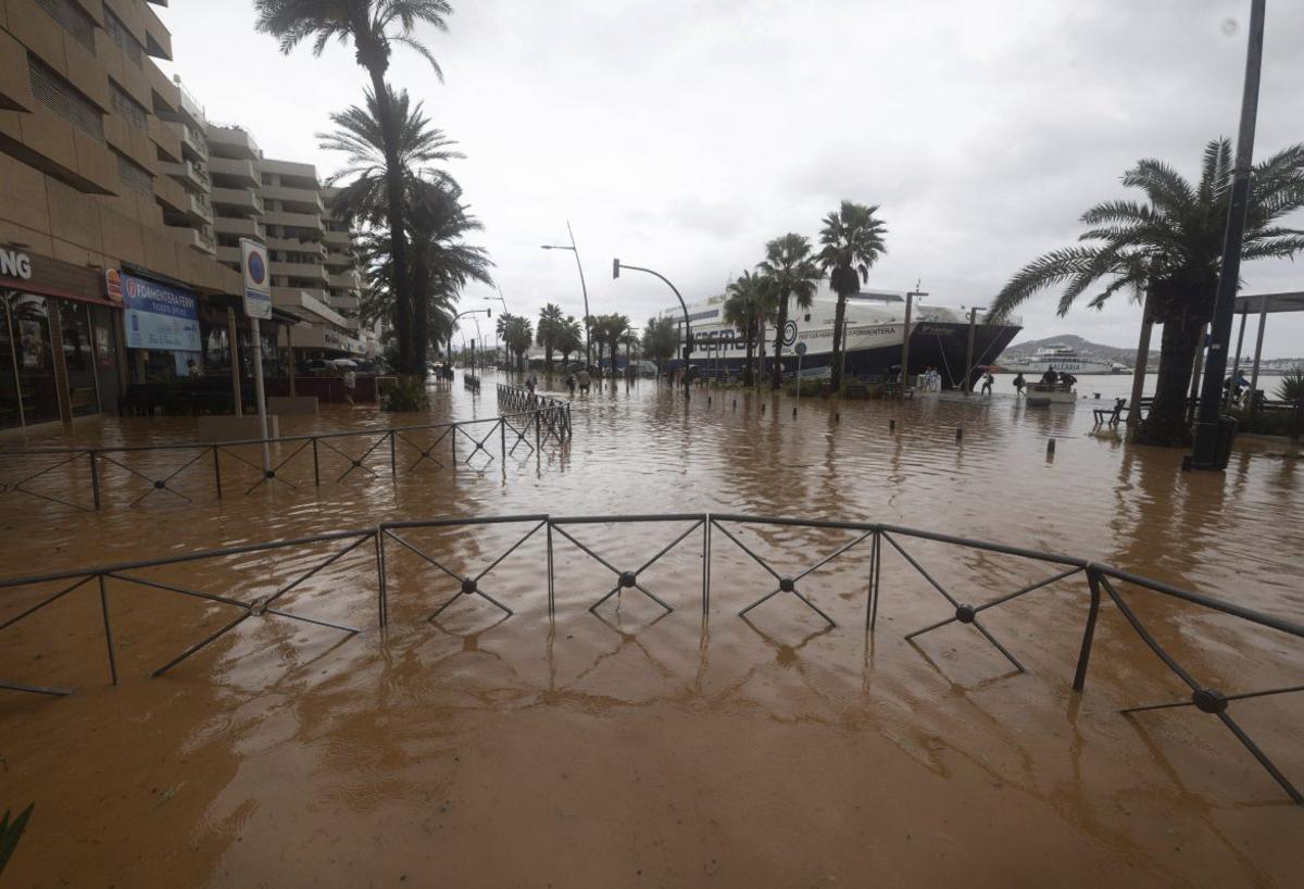 El puerto de Vila, completamente anegado por el agua. |  | VICENT MARÍ