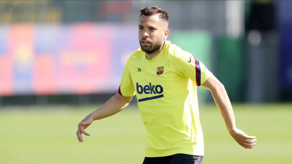 Jordi Alba estrena nueva imagen en el entrenamiento del Barça