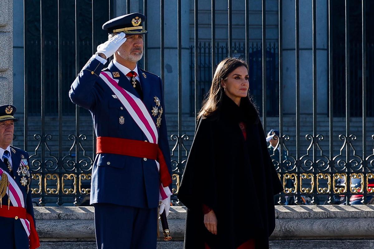 Felipe VI preside la celebración de la Pascua Militar este viernes en la plaza de la Armería de Madrid.