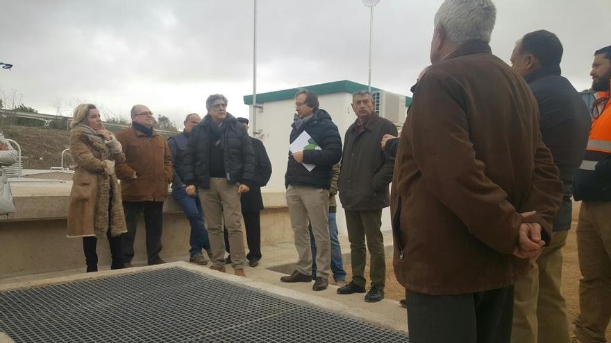 La consejera con técnicos de la Consejería y miembros de la Comunidad de Regantes Arco Sur en las instalaciones de la tubería