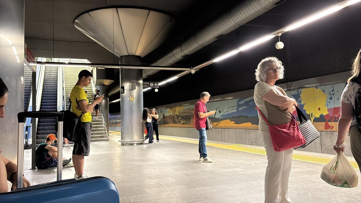 Pasajeros en la noche de ayer en la estación Goya de Zaragoza esperando a su tren