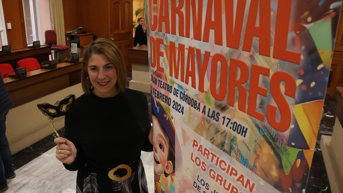 Eva Contador presenta el Carnaval de Mayores de Córdoba.