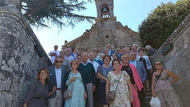 Encuentro en la escalinata de la iglesia de Lores. |   // FDV