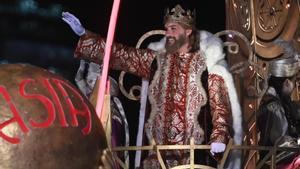 El Rey Gaspar saluda a los niños durante la cabalgata, a 5 de enero de 2024, en Madrid (España).