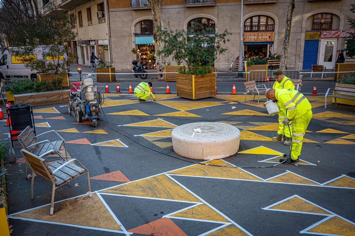 Repintando los colores y las formas del asfalto en la Superilla de Sant Antoni de Barcelona