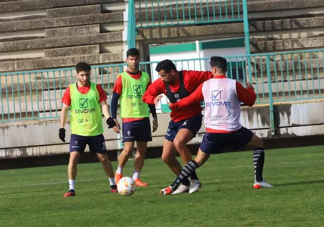 El Córdoba CF regresa al trabajo con intensidad y recuerdo a Pelayo
