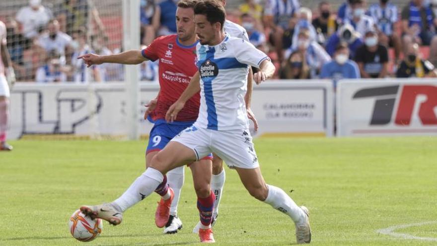 Rafa de Vicente, con el balón durante la visita del Deportivo a Calahorra. |  // LOF