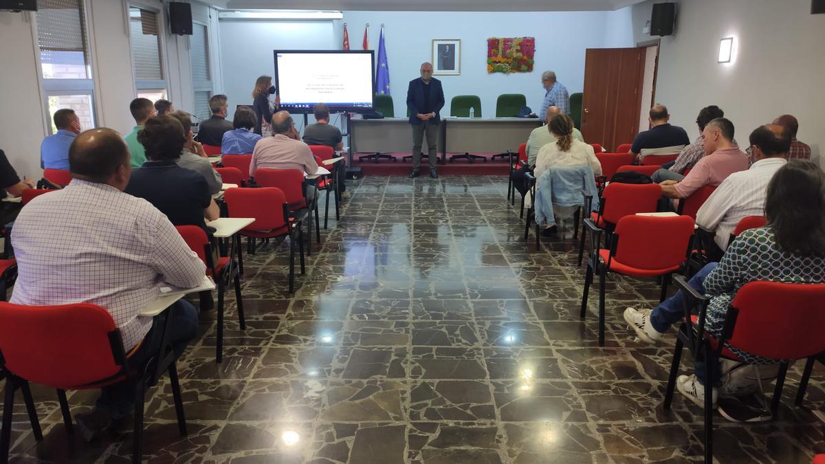 Los primeros alumnos del curso formativo para recibir la certificación de operador agroambiental, durante la primera jornada celebrada en el Cifea de Torre Pacheco.