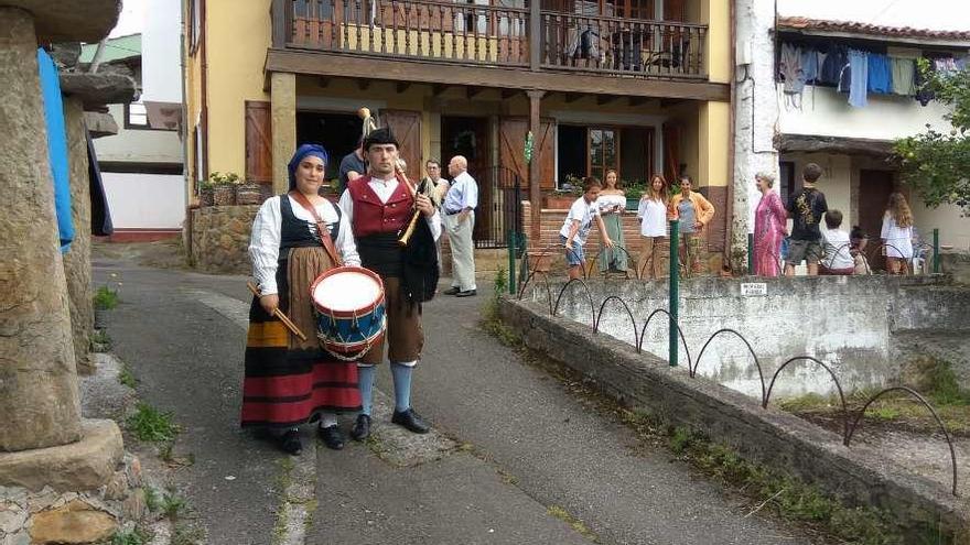 Eita Martino Marcos y Eduardo Llosa García, ayer, en las fiestas de Nuestra Señora de las Nieves de Tereñes.