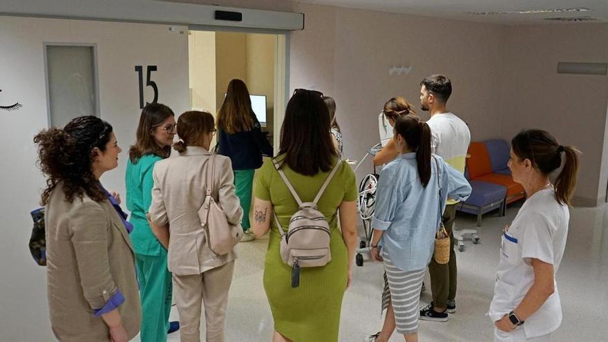 Más de 500 embarazadas han visitado el Maternal de la Arrixaca parar conocer el circuito que realizarán para dar a luz