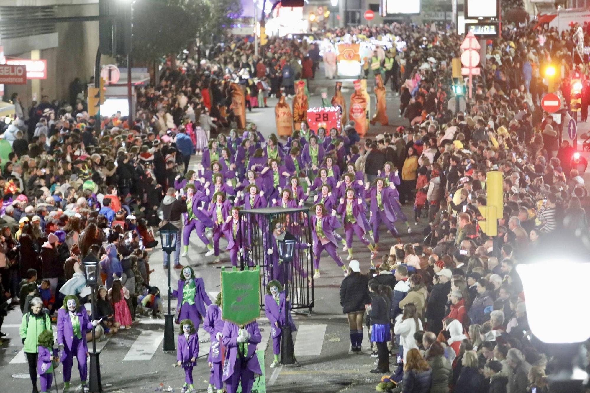 Así fue el multitudinario desfile del Antroxu de Gijón (en imágenes)