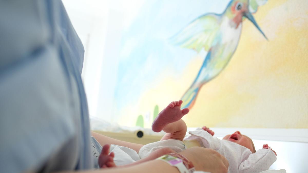 Imagen de recurso de un recién nacido en un hospital valenciano. No es ni la niña ni el hospital de la noticia.