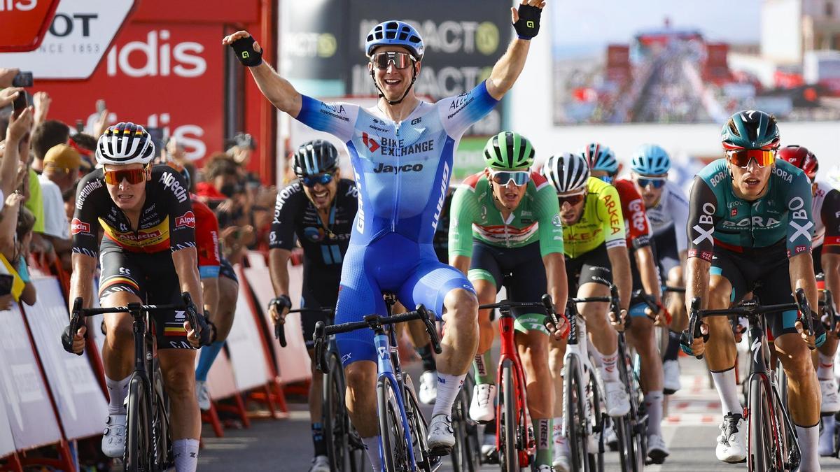 El australiano Kaden Groves celebra su victoria en la undécima etapa de La Vuelta 2022.
