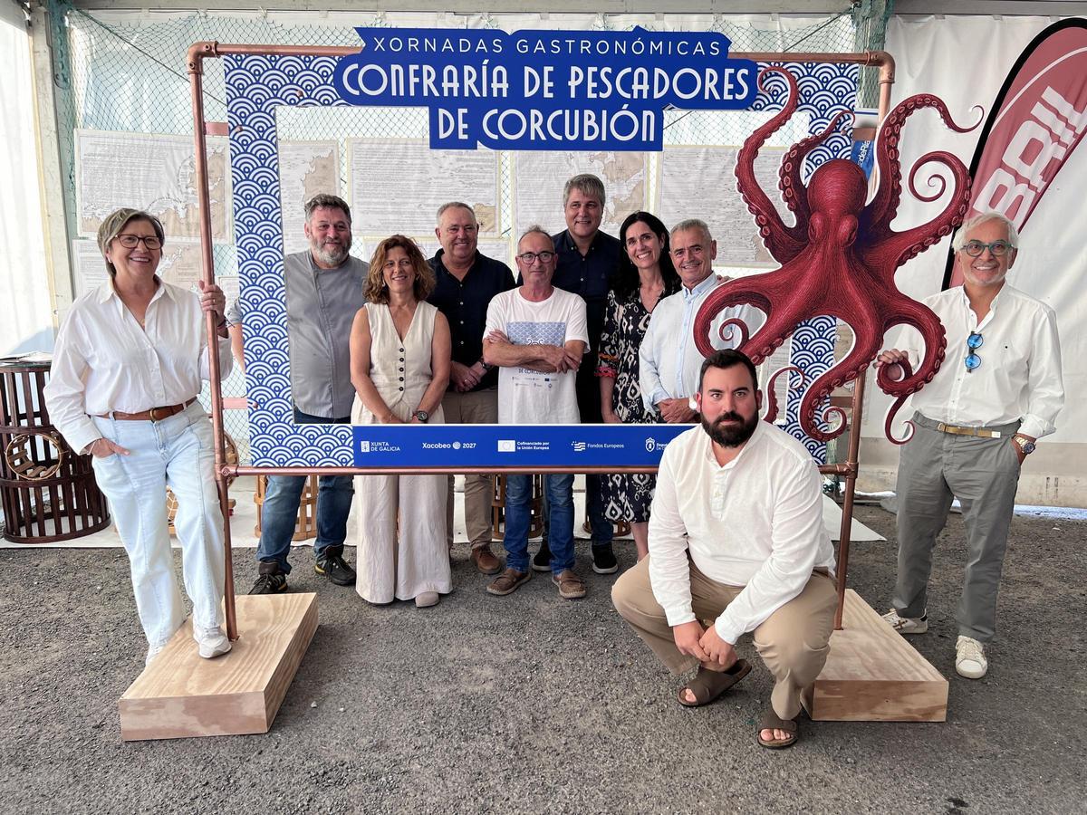 Representantes políticos y de la cofradía con el chef Diego Novas.