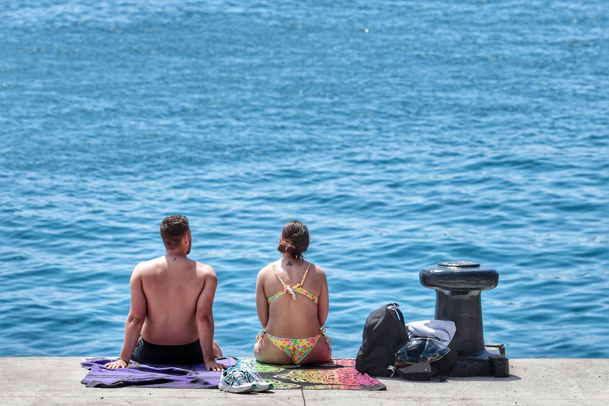 Canarias da la bienvenida a la primavera en bañador