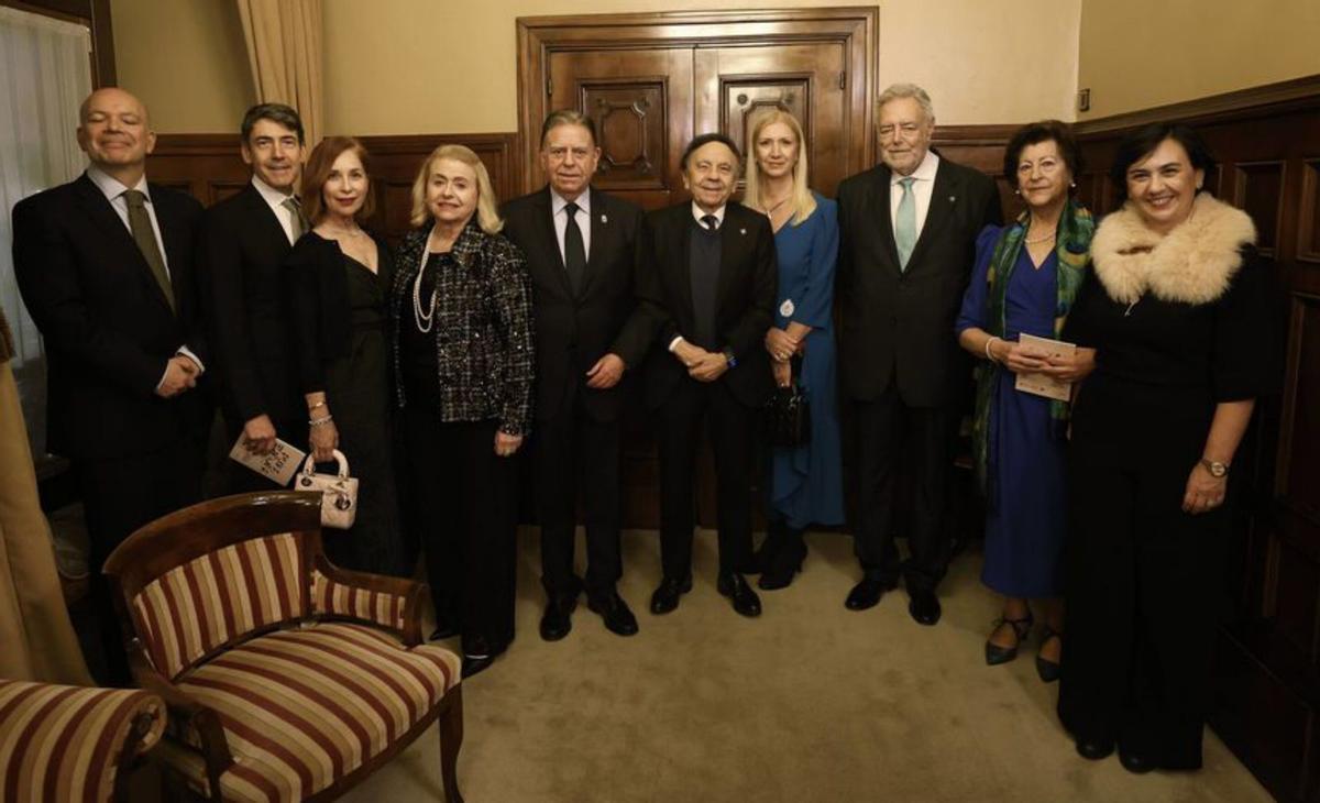 Por la derecha, en el palco municipal, Iris Núñez, vicerrectora de la Universidad Alfonso X; Isabel Piñar y su esposo Antonio Muñoz, consejero de la institución; Paloma Manzaneque y su marido, Jesús Núñez, su presidente; Alfredo Canteli y su esposa, Marta Suárez; María Jesús Ramos con su marido, Domingo Mirón, CEO de la misma Universidad, y Joaquín Gonzalez, esposo de Iris Núñez.