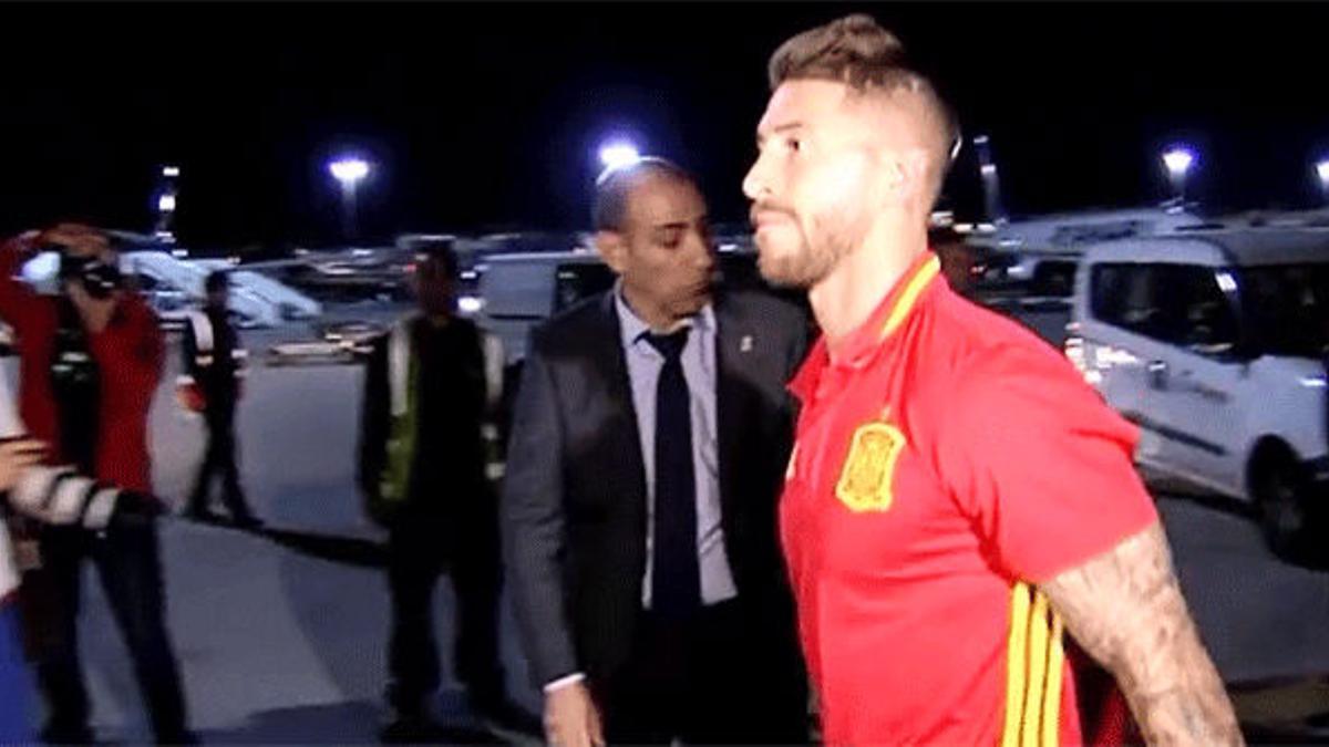 Sergio Ramos regresa lesionado con la selección española