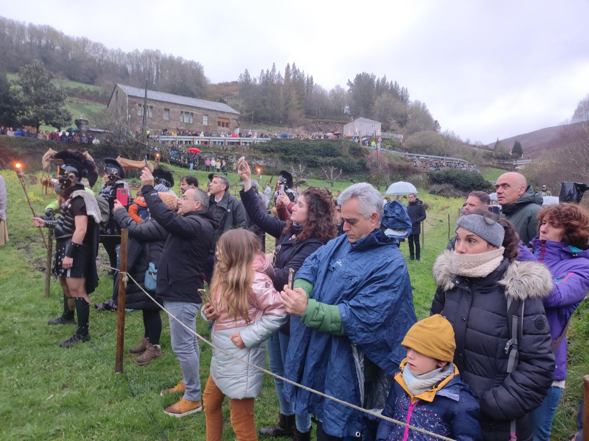 En imágenes: El espectacular vía crucis viviente de Villanueva de Oscos