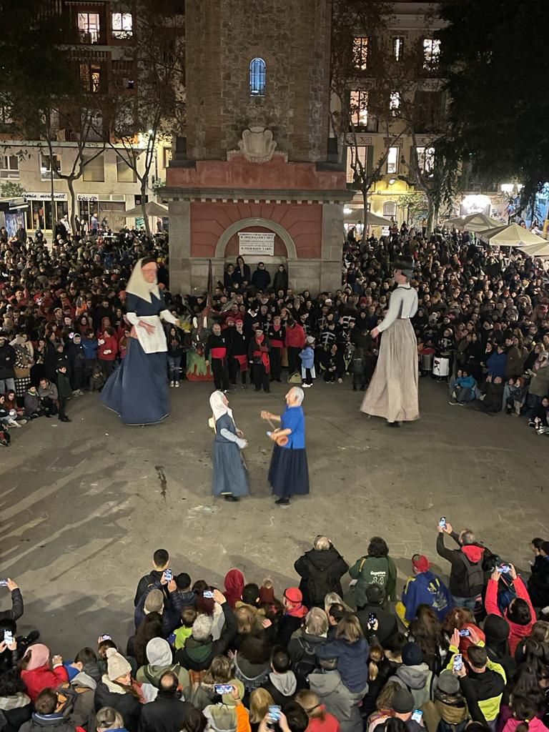 Los 'foguerons' de sa Pobla encienden el barrio barcelonés de Gràcia