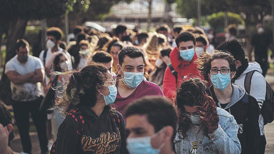 Estudiantes con mascarilla, ayer, en las pruebas de la EBAU.