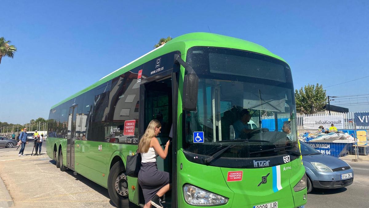 Uno de los autobuses lanzadera de la Comunidad de Madrid en la zona dana.