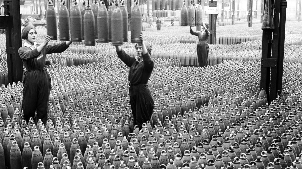 Obreras británicas fabrican bombas durante la Primera Guerra Mundial.