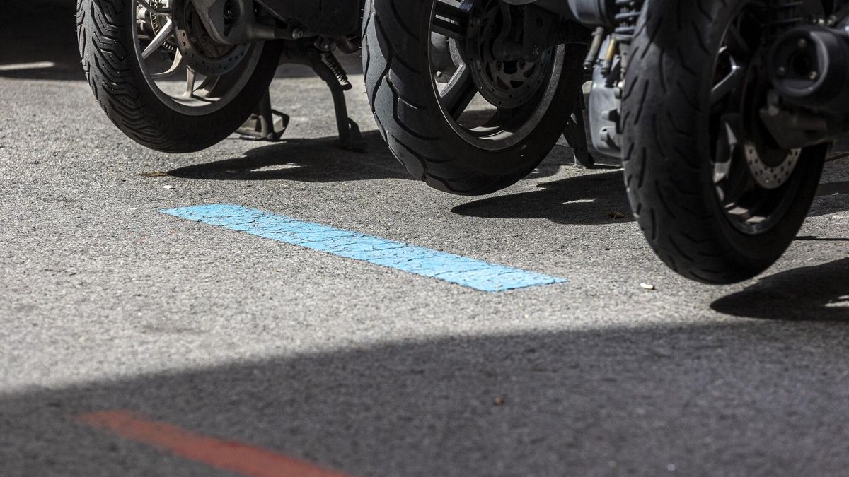 Motos aparcadas en la zona azul