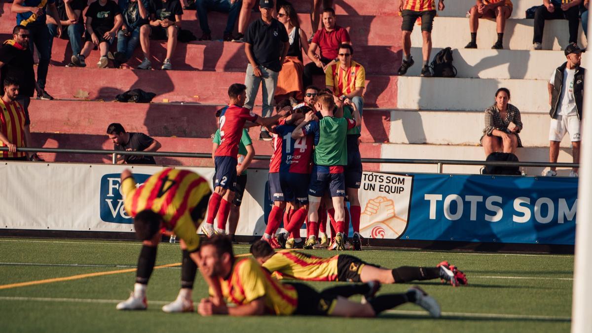 Els jugadors de l&#039;Olot celebrant el gol d&#039;Arranz.